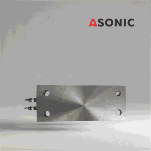 Încălzitor plat ASONIC 500W montat pe rezervoare industriale de curățare cu ultrasunete pentru încălzirea fluidelor.