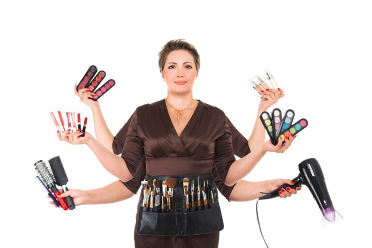 Femeie cu șase mâini ținând un uscător de păr, produse cosmetice, o agrafă de păr și un ruj, simbolizând curățarea industriei cosmetice.