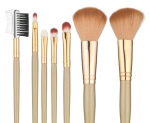 Șapte pensule de machiaj pe fond alb, reprezentând instrumente care pot fi curățate în aparate de curățare cu ultrasunete.