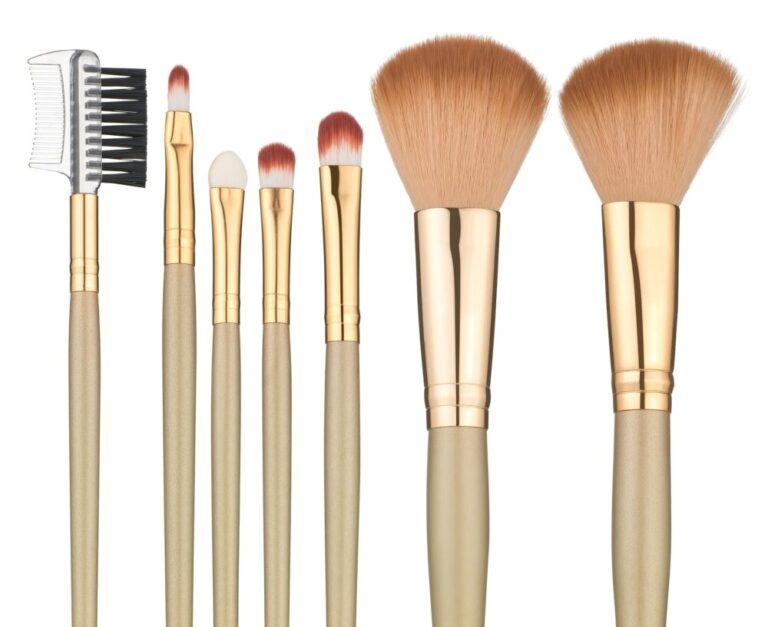 Șapte pensule de machiaj pe fond alb, reprezentând instrumente care pot fi curățate în aparate de curățare cu ultrasunete.