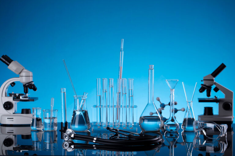 Eprovetele, pâlniile, paharele de laborator, microscoapele și baloanele Erlenmeyer utilizate în curățarea cu ultrasunete.