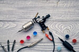 Pistol mic pentru tatuaje, simbolizând aplicațiile de curățare cu ultrasunete în clinici medicale, stomatologice și de tatuaje.