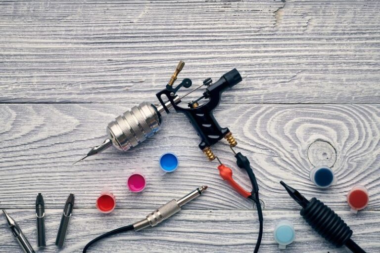 Pistol mic pentru tatuaje, simbolizând aplicațiile de curățare cu ultrasunete în clinici medicale, stomatologice și de tatuaje.