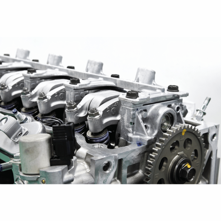 Motor de mașină simbolizând utilizarea curățării cu ultrasunete pentru întreținerea pieselor în industria auto-moto.