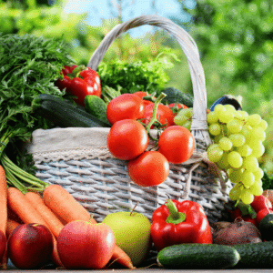 Coș alb cu roșii, morcovi, salată, mere și ardei, care demonstrează curățarea alimentelor cu ultrasunete.