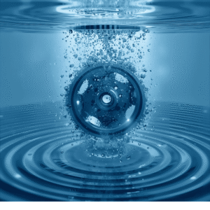 Angrenaj metalic scufundat în apă albastră cu bule care simbolizează curățarea cu ultrasunete a obiectelor complexe.